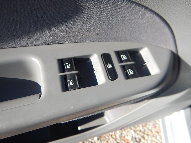 Volkswagen Touran 2.0 TDI, DIGIKLIMA - fotka 16 z 26