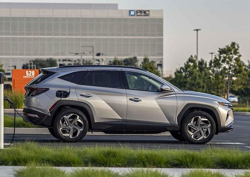 Dvě výkonné motory pod kapotou má čím dál více vozů