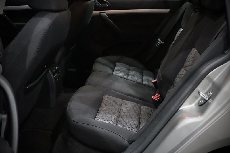Škoda Octavia 2 FL Combi 1.6 MPI 75 kW - fotka 19 z 28