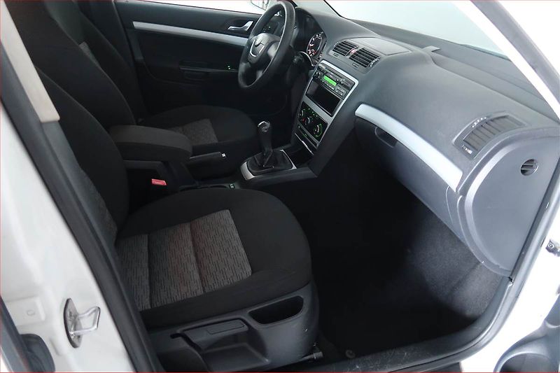 Škoda Octavia (2009) Ambiente 1.4 TSI, v provozu - fotka 9 z 15
