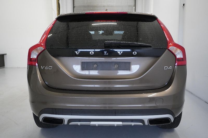 Volvo V60 (2016)  D4 MOMENTUM - fotka 6 z 24