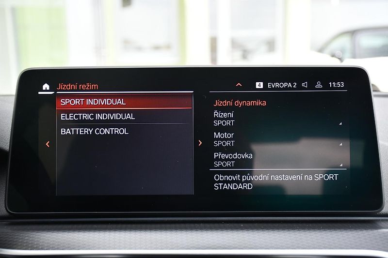 BMW Řada 5 530e PHEV M-SPORT xD HUD 1M ČR - fotka 33 z 39