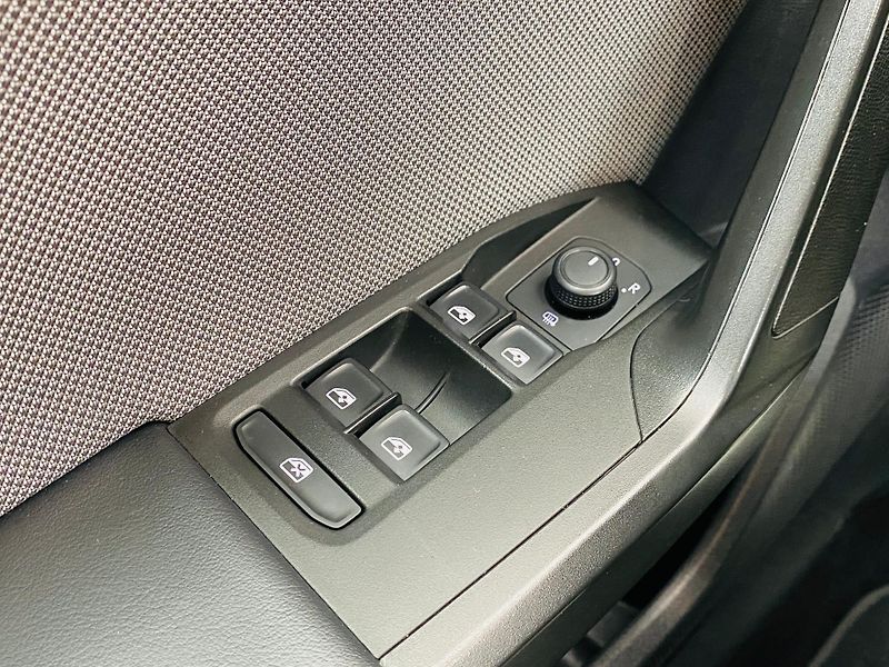 Seat Leon 2,0   2.0TDI 110Kw DSG STYLE - fotka 11 z 25