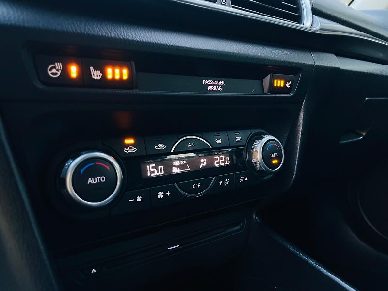 Mazda 3 2.0i AUTOMAT LED KAMERA VÝHŘEV - fotka 38 z 48