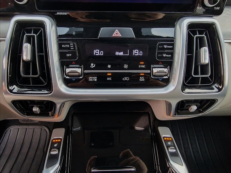 Kia Sorento 1.6T-GDi PHEV 4x4 Premium, ČR - fotka 32 z 50