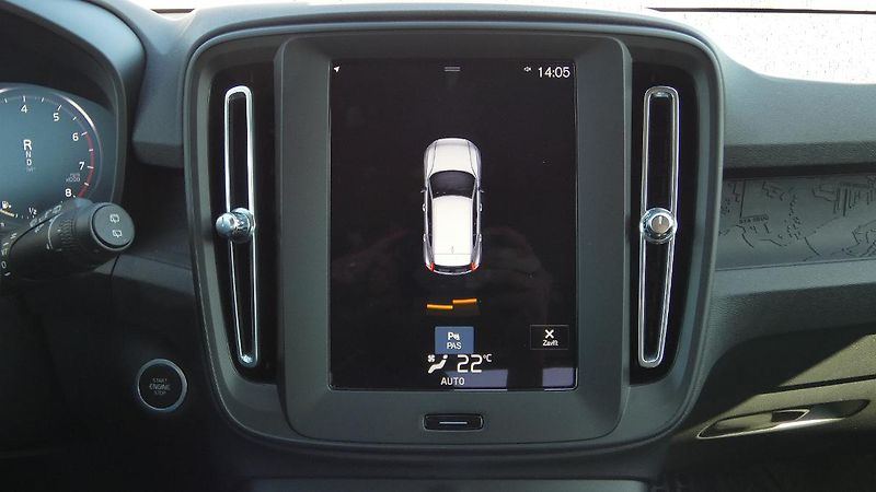 Volvo XC40 T2 FWD Momentum Core - fotka 15 z 21