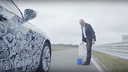 Staromódní test pro auto napěchované moderními technologiemi.