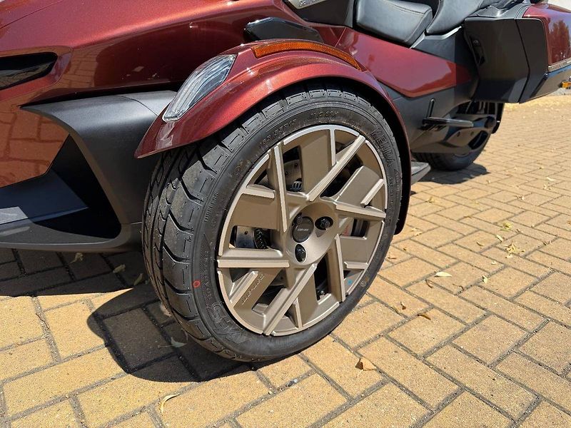 Can-Am Spyder RT (2026) Sea-To-Sky Mars Red Metallic m - fotka 3 z 10