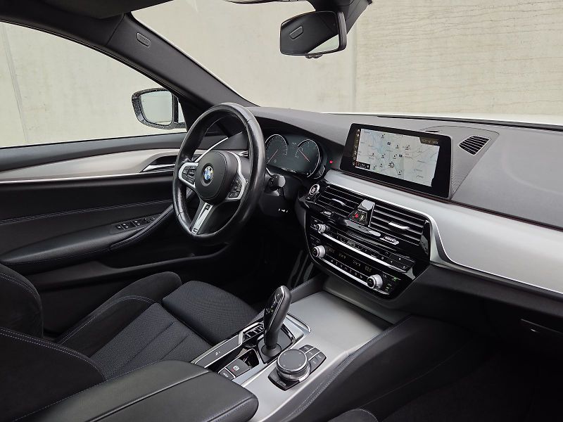 BMW Řada 5 (2018) 530d xDrive M Sport - fotka 16 z 16
