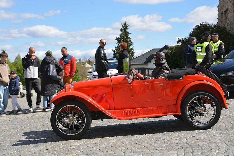 Automobiloví a motocykloví veteráni se vydali v neděli na tradiční jízdu Ze zámku na hrad. Start byl na Horním náměstí v Přerově, kde si lidé užili bohatý program.