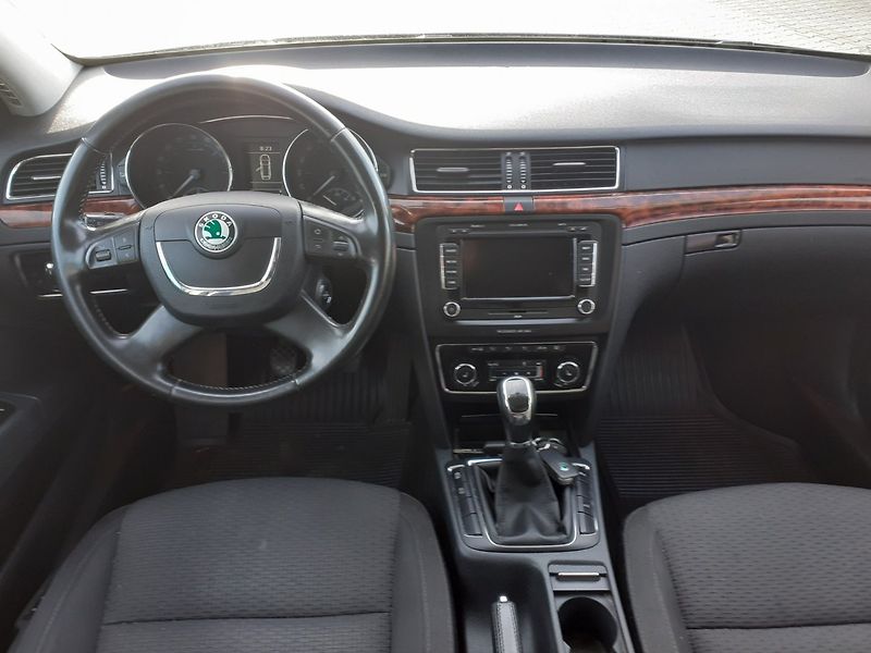 Škoda Superb (2011) 2.0 TDi Elegance - fotka 7 z 37