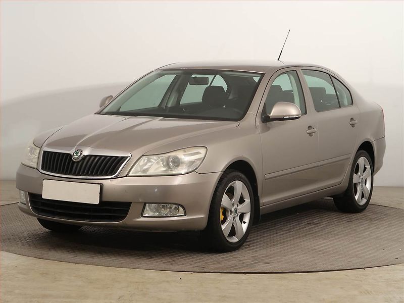 Škoda Octavia (2009) Ambiente 1.6, Tempomat - fotka 2 z 13