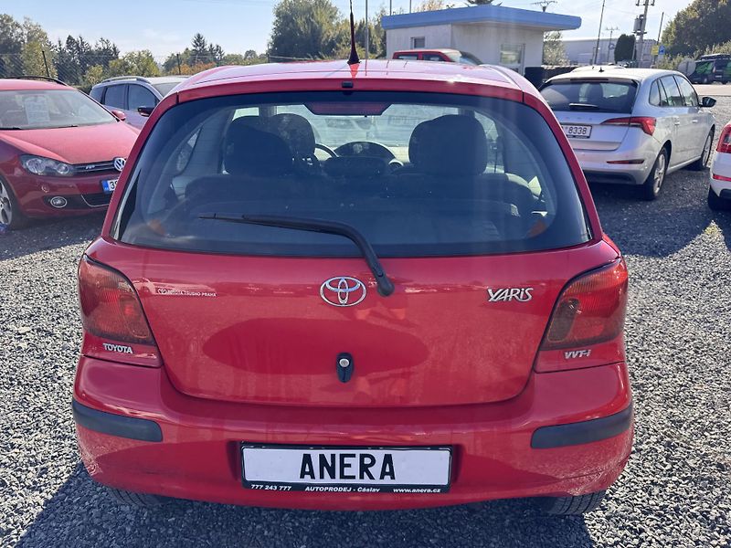 Toyota Yaris 1.0 VVTi,48 kW,98 tis km,1.Maj - fotka 8 z 17