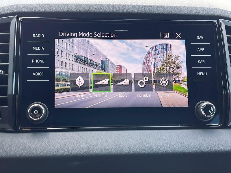 Škoda Karoq (2024) 2.0 TDI 110 kW 4x4 DSG SportLi - fotka 17 z 35