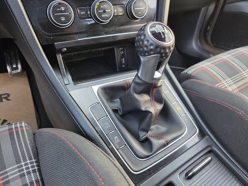 Volkswagen Golf 2.0 GTI - fotka 26 z 49