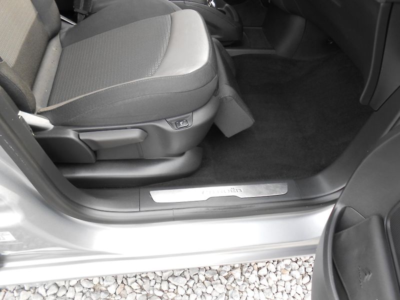 Citroën SpaceTourer 1.6HDi,NAVI, Tažné, Automat!! - fotka 20 z 45