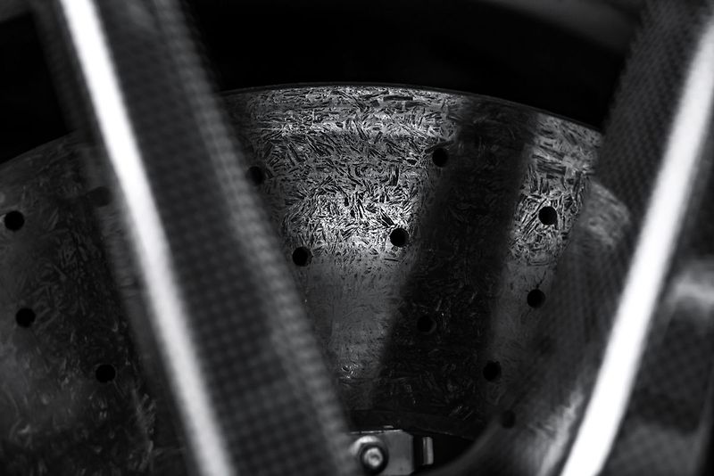 Ferrari SF90 Lift, karbon, metalíza - fotka 12 z 36