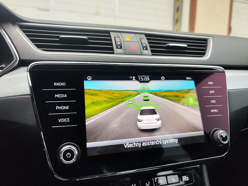 Škoda Superb 1.5 TSI/110kW Ambition DSG - fotka 19 z 31