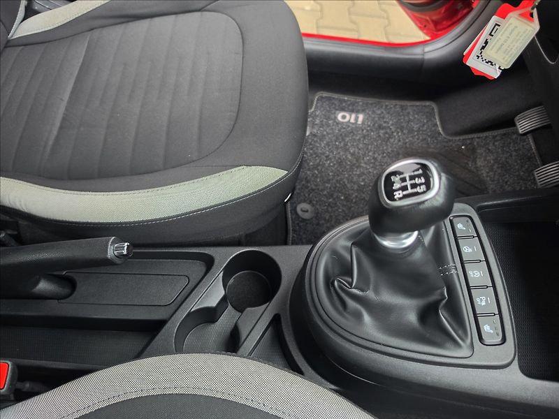 Hyundai i10 1,0 49KW vyhř. volat + sedadla - fotka 31 z 41