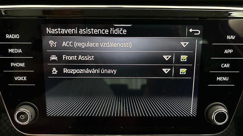 Škoda Superb 2.0 TDI DSG Style Combi - fotka 23 z 25