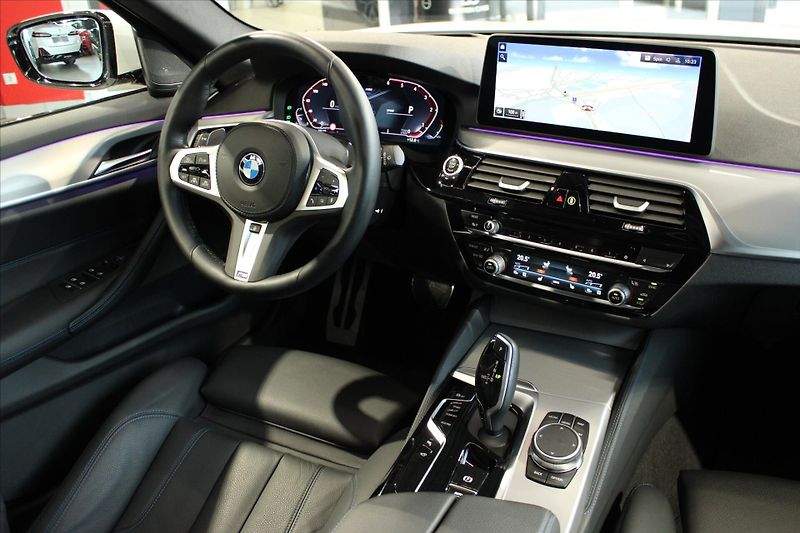 BMW Řada 5 530d xDrive M Sport DAProf/360 - fotka 15 z 35
