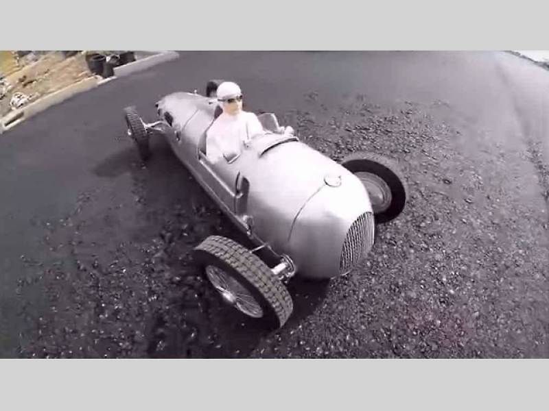 Funkční model motoru V16 v měřítku 1:3.
