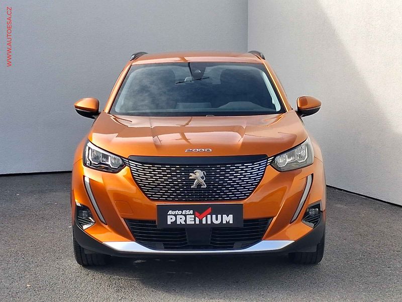 Peugeot 2008 (2021) 1.2 PT, ČR, Allure - fotka 2 z 17