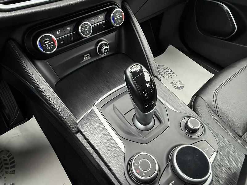 Alfa Romeo Stelvio 2,0T Q4 280PS 4x4 Automat - fotka 34 z 40