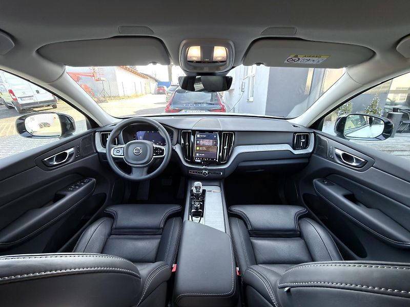 Volvo XC60 B5 AWD PLUS DARK // REZERVACE - fotka 20 z 45