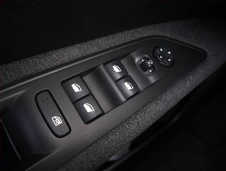 Peugeot 3008 (2022) 1.5 BlueHDi, Automat - fotka 17 z 17