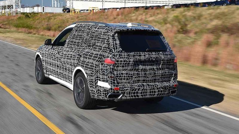 Záběry z výroby prototypů nového BMW X7.