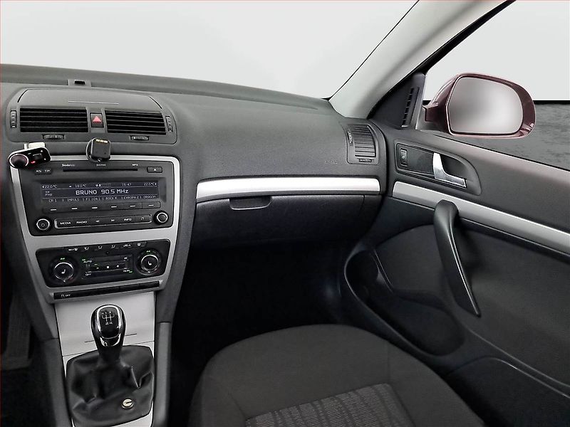 Škoda Octavia (2012) Elegance 1.6 TDI, Tempomat - fotka 8 z 14