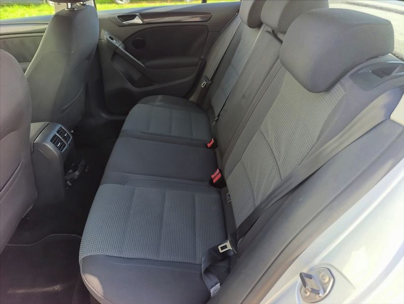 Volkswagen Golf 1,6 TDi Klimatizace Tempomat - fotka 19 z 27