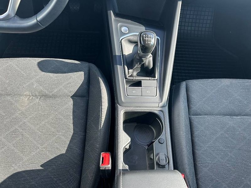 Volkswagen Golf Life 6G 1,5TSi - fotka 9 z 24