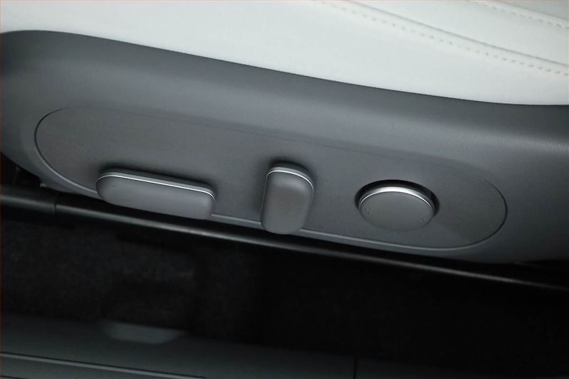 Hyundai Kona (2025) Electric 48 kWh, SoH 100% - fotka 9 z 21