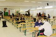 V pátek začal na lyském výstavišti víkend provoněný benzinem.