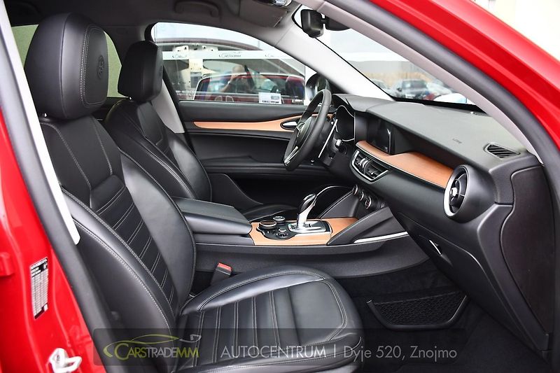 Alfa Romeo Stelvio 2.0 Q4 VELOCE - fotka 16 z 52