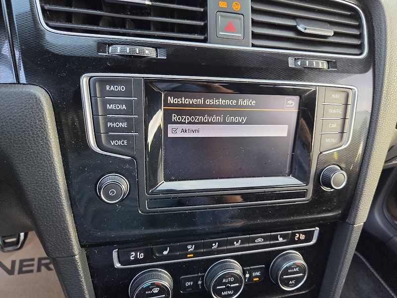 Volkswagen Golf 2.0 GTI - fotka 22 z 49