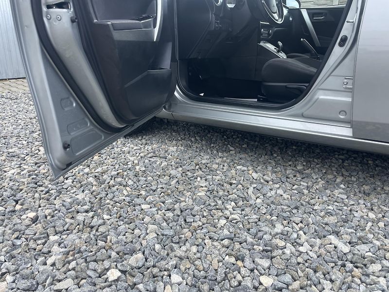 Toyota Auris 1.8i 16v HYBRID AUT SERVIS TOP - fotka 84 z 172