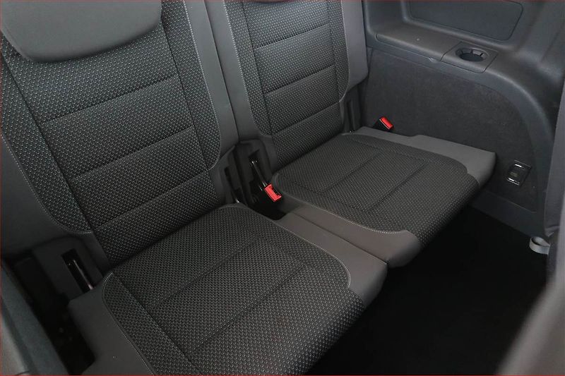 Volkswagen Touran (2013) 1.6 TDI, Automat, 7 míst, Navi - fotka 18 z 20