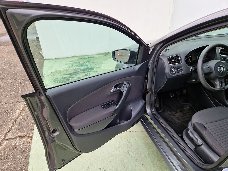 Volkswagen Polo Comfortline 1.4 - fotka 19 z 34