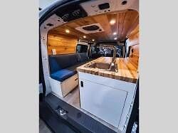 Američané přestavěli Ford Transit Connect na karavan Draco.