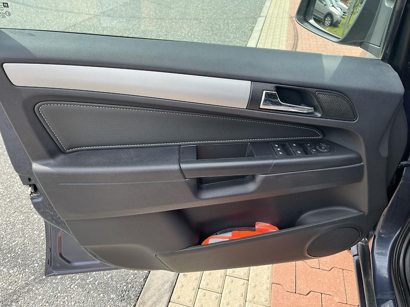 Opel Zafira 1.8 i Cosmo Automat 7 Míst - fotka 9 z 32