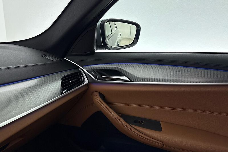 BMW Řada 5 540i xDrive - fotka 17 z 24