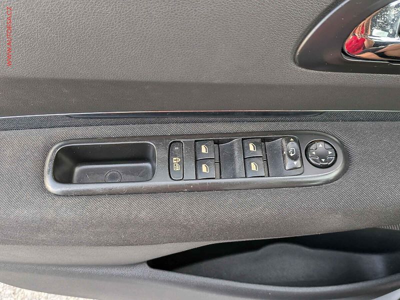 Peugeot 5008 (2010) 1.6 HDi, AC, tempo - fotka 12 z 14