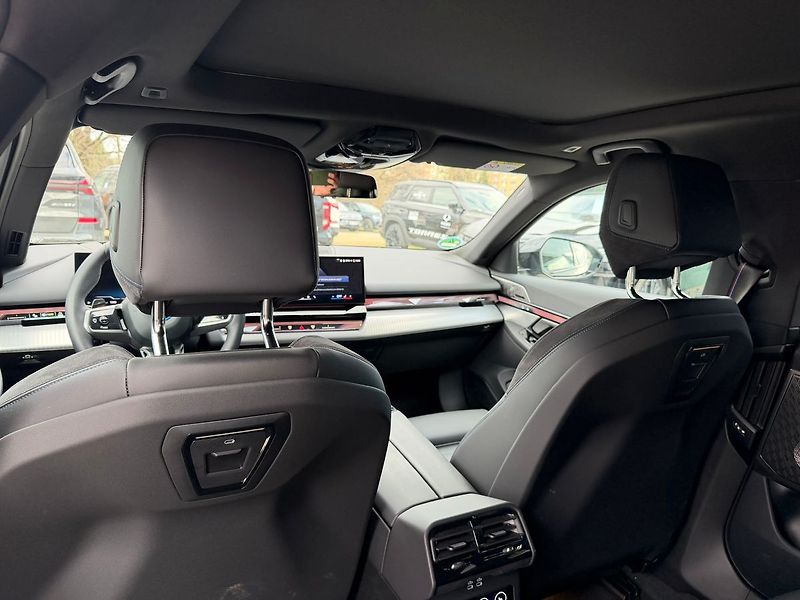 BMW Řada 5 550e xDrive Touring 08/2025 - fotka 18 z 29
