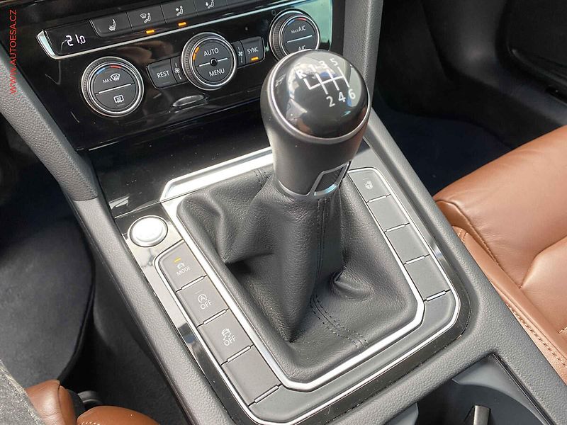 Volkswagen Passat (2017) 2.0 TDi, Highline, LED, TZ - fotka 16 z 19
