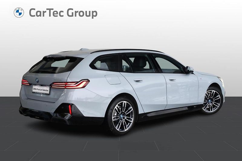 BMW Řada 5 530e xDrive Touring - fotka 3 z 31