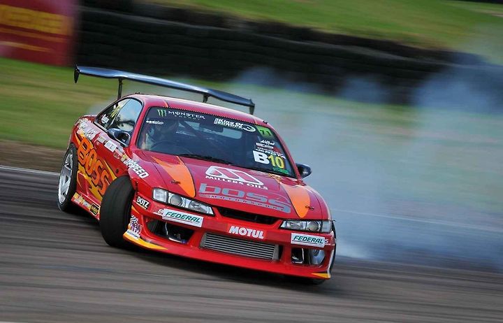 Drift je specifické odvětví automobilového sportu, při kterém se využívá řízený přetáčivý smyk.