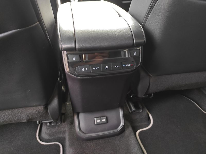 Toyota Highlander 2.5e-CVT HEV 7míst, AWD - fotka 34 z 59